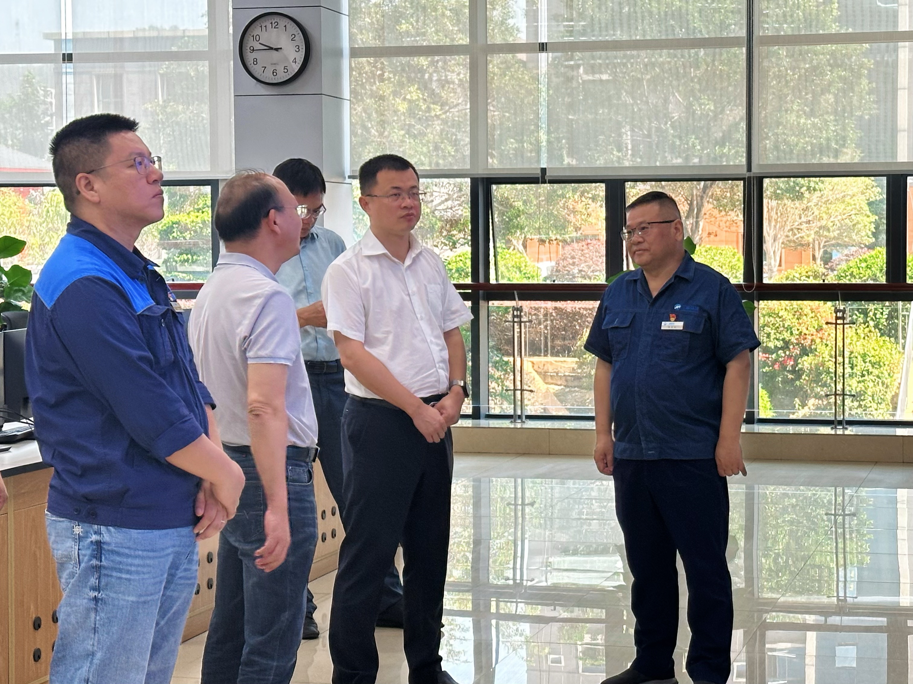 南寧市興寧區(qū)委書(shū)記高鑫一行到南寧三峰公司調(diào)研指導(dǎo)工作.jpg 南寧市興寧區(qū)委書(shū)記高鑫一行到南寧三峰公司調(diào)研指導(dǎo)工作.jpg